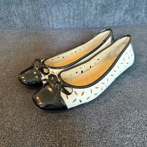 Easy Spirit Black and Cream Women's Flats